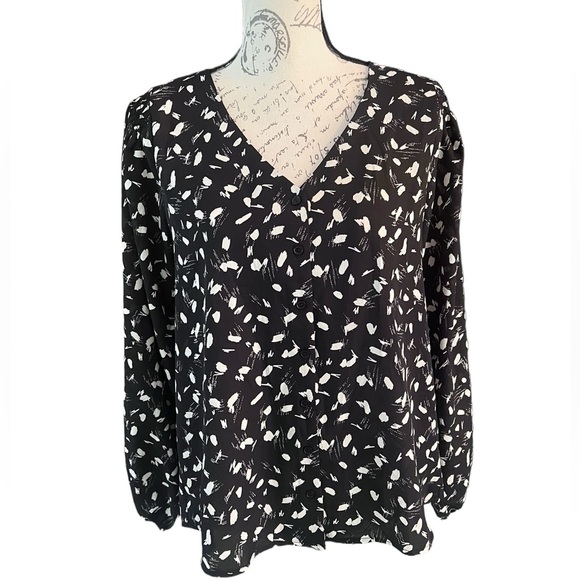 Lush button down, v neck blouse, size medium, new without tags - Picture 2 of 6